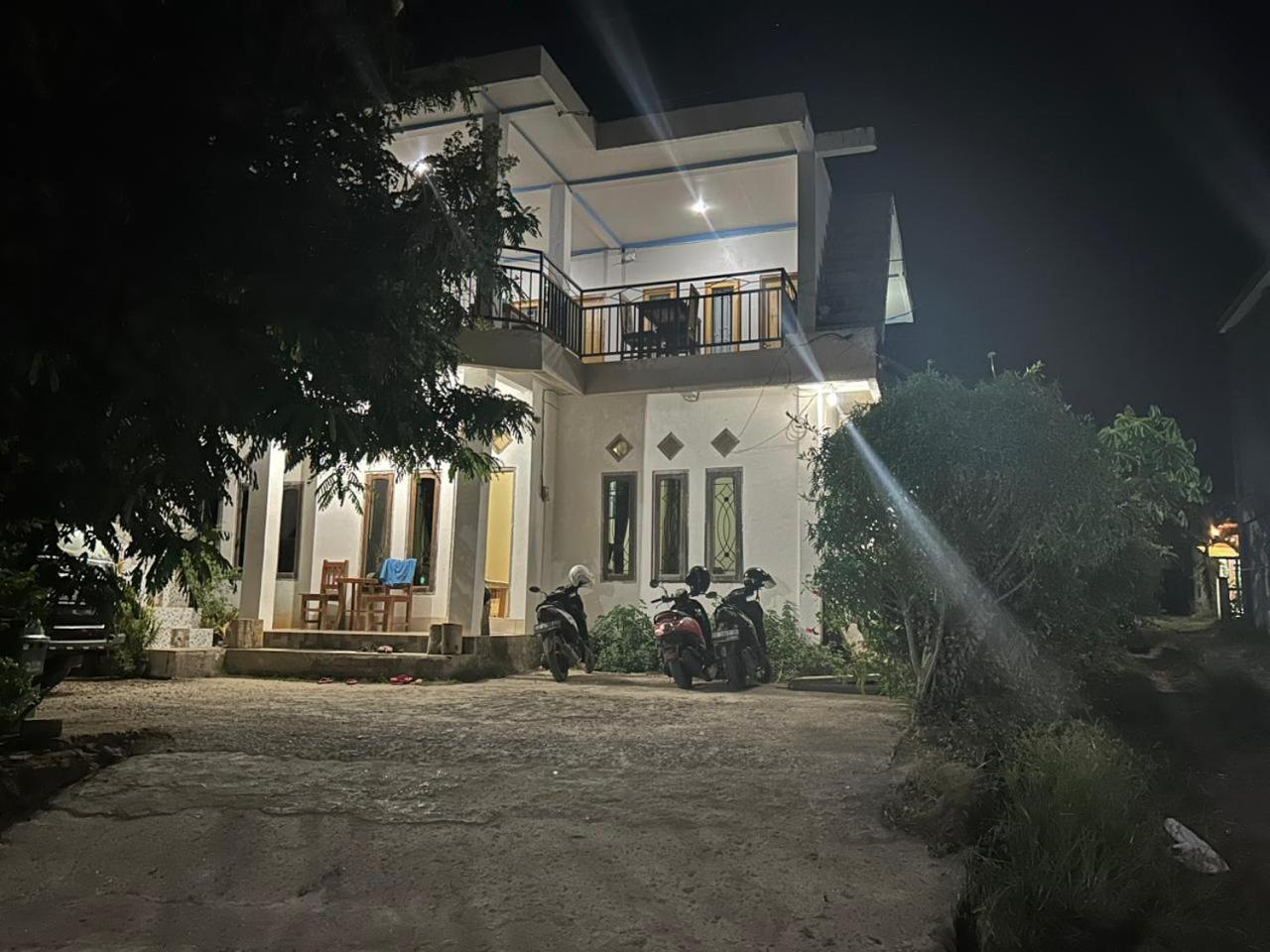 Four-G Home Stay & Komodo Tour Labuan Bajo Exterior photo